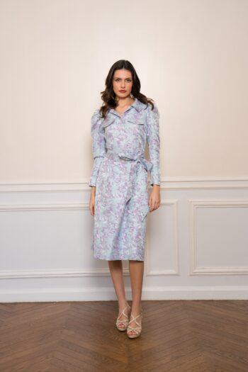 Con su corte trapecio, cintura ceñida, cinturón y botones joya, el vestido Cadence tiene todo lo que necesitas para realzar tu figura.