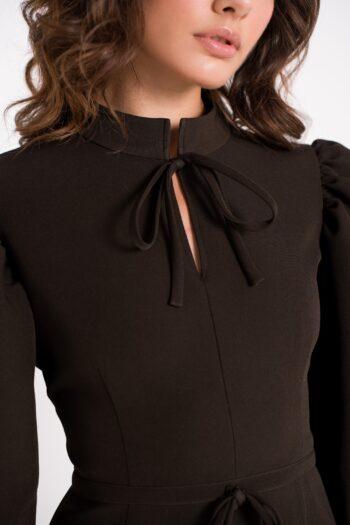 Zoom geknoteter Kragen schokoladenbraunes Flavie-Kleid, Detail Naht Puffärmel