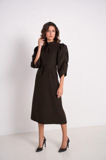 Vorderansicht Kleid Flavie mit Puffärmeln aus schokoladenbraunem Krepp im Couture-Stil