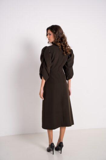 Rückenansicht Kleid Flavie mit Puffärmeln aus schokoladenbraunem Krepp, elegante Silhouette