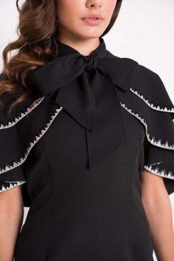 Robe Frivole en crêpe noire, ornée d’un galon de luxe en strass et tubes noirs – vue devant et noeud