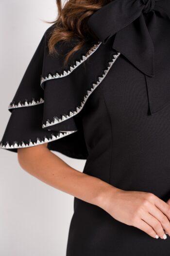 Robe Frivole en crêpe noire, ornée d’un galon de luxe en strass et tubes noirs – vue détails cape