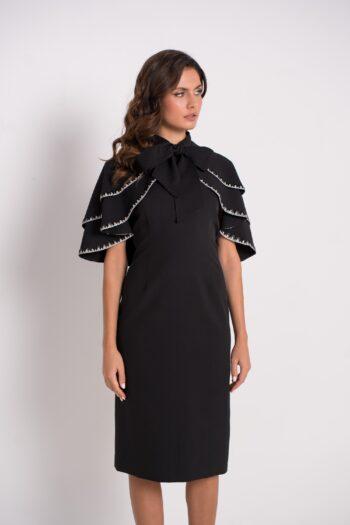 Robe Frivole en crêpe noire, ornée d’un galon de luxe en strass et tubes noirs –vue trois quart