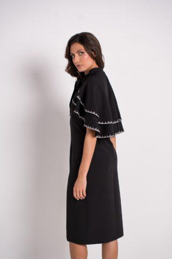 Robe Frivole en crêpe noire, ornée d’un galon de luxe en strass et tubes noirs –vue profil