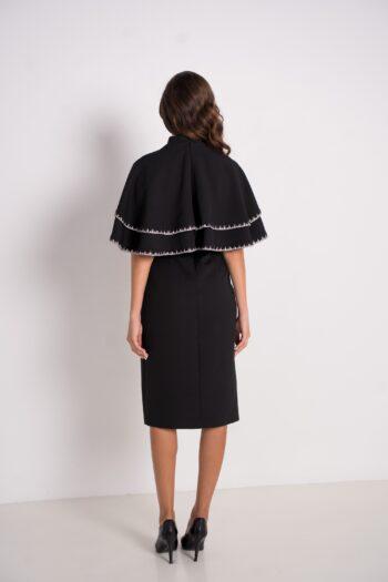 Robe Frivole en crêpe noire, ornée d’un galon de luxe en strass et tubes noirs – vue de dos
