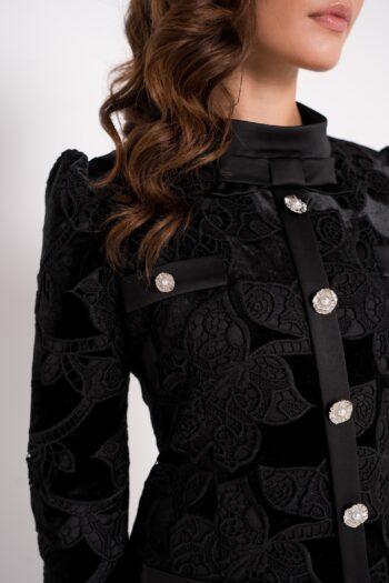 Busto del vestido Flecos de terciopelo negro con detalles de guipur y botones joya