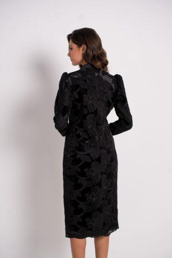 Espalda del vestido Friso de terciopelo negro con incrustaciones de guipur, elegante corte recto