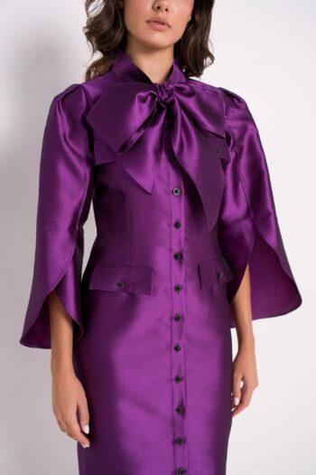 Détail de la boutonnière et des manches cape de la robe Faby en soie violet