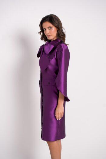 Robe Faby violette vue de profil avec manches cape en faille de soie