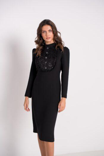 Robe crêpe noire couture et boutons bijoux – plan rapproché