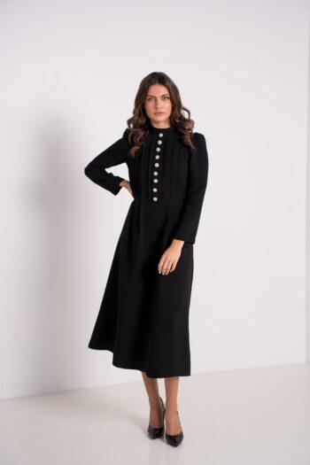 Robe First en crêpe noire, longueur midi, rangée de boutons bijoux nacrés – vue avant complète