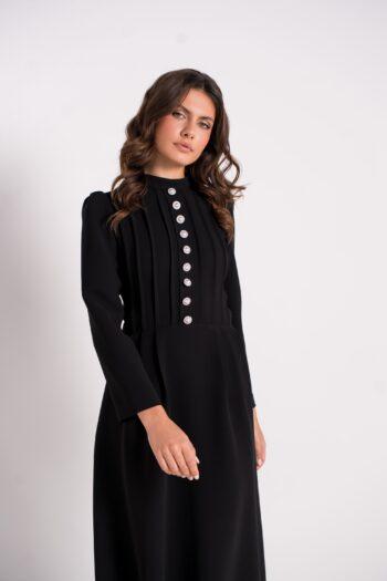 Buste de la robe First en crêpe, plis verticaux et boutons bijoux nacrés