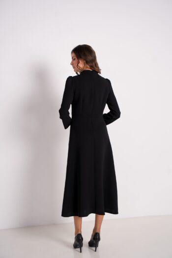 Dos de la robe First en crêpe noire, coupe midi évasée et manches longues