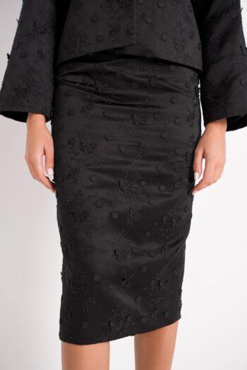 Falda Facette recta de satén jacquard negro con motivos bordados