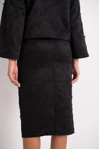 Detalle de la falda Facette en jacquard de satén negro bordado - detalles del tejido