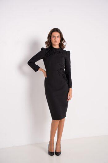 Robe Fleur en crêpe noire, coupe droite, ornée d’applications en guipure au col et à la taille – création couture parisienne
