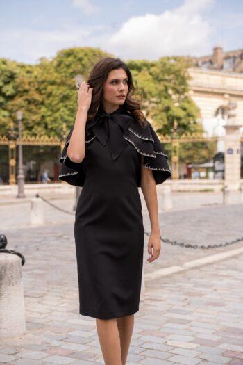 Robe Frivole en crêpe noire, ornée d’un galon de luxe en strass et tubes noirs – vue plein pied