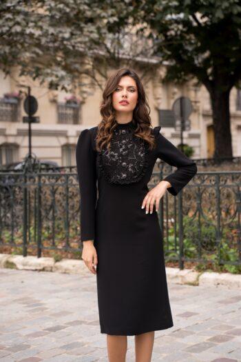 Robe crêpe noire couture et boutons bijoux – plan rapproché