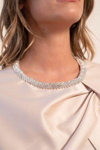 robe élégante avec encolure bijoux