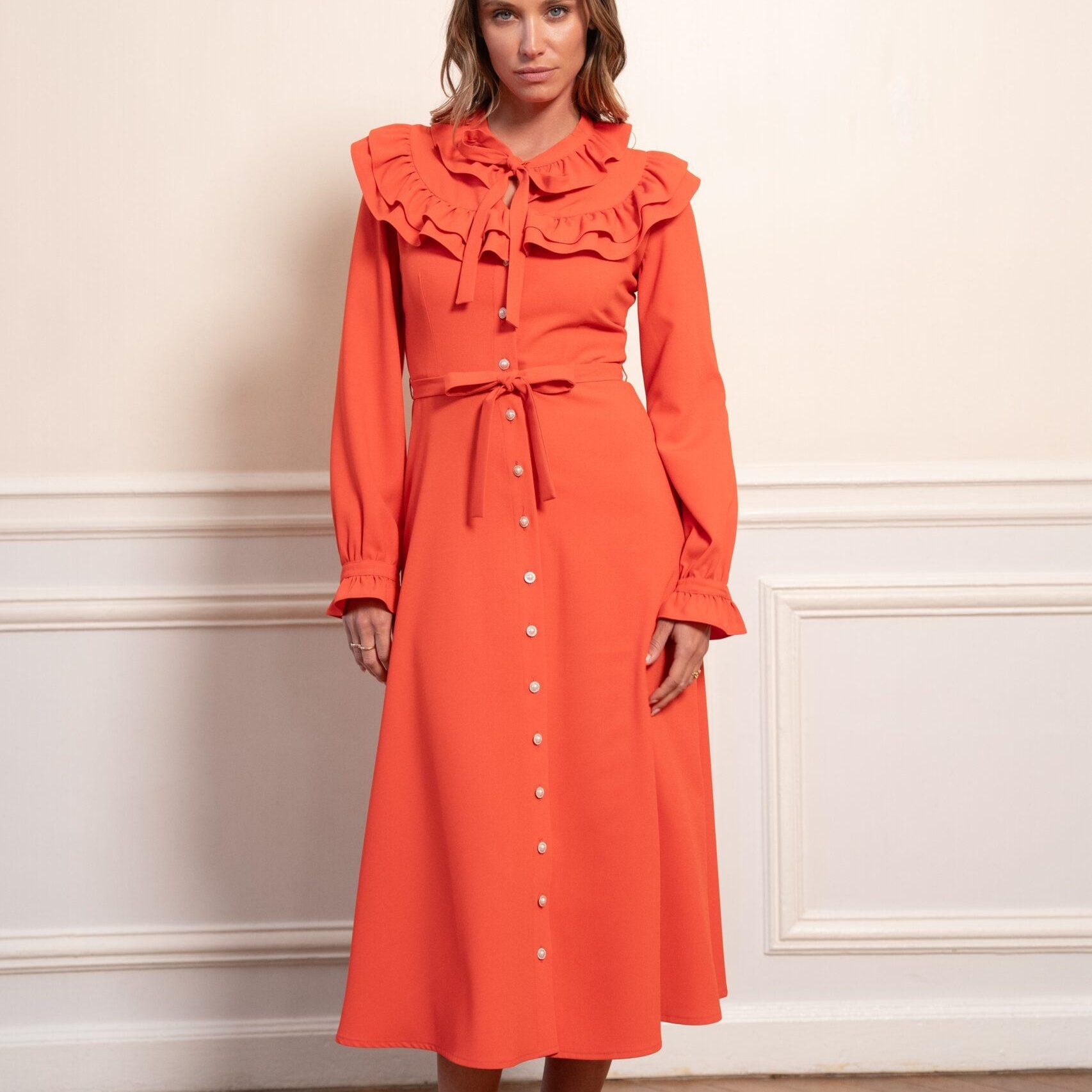 robe orange col volant vue face longueur midi élégante