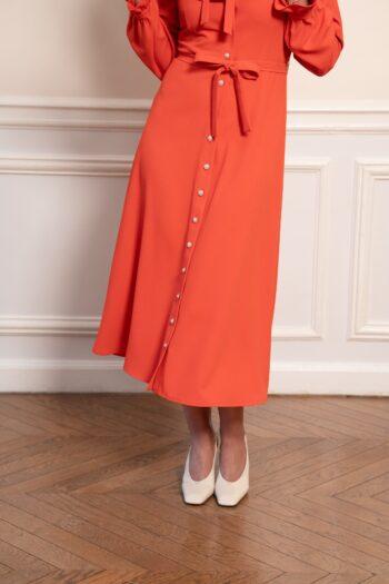 robe orange fluide détail jupe coupe évasée