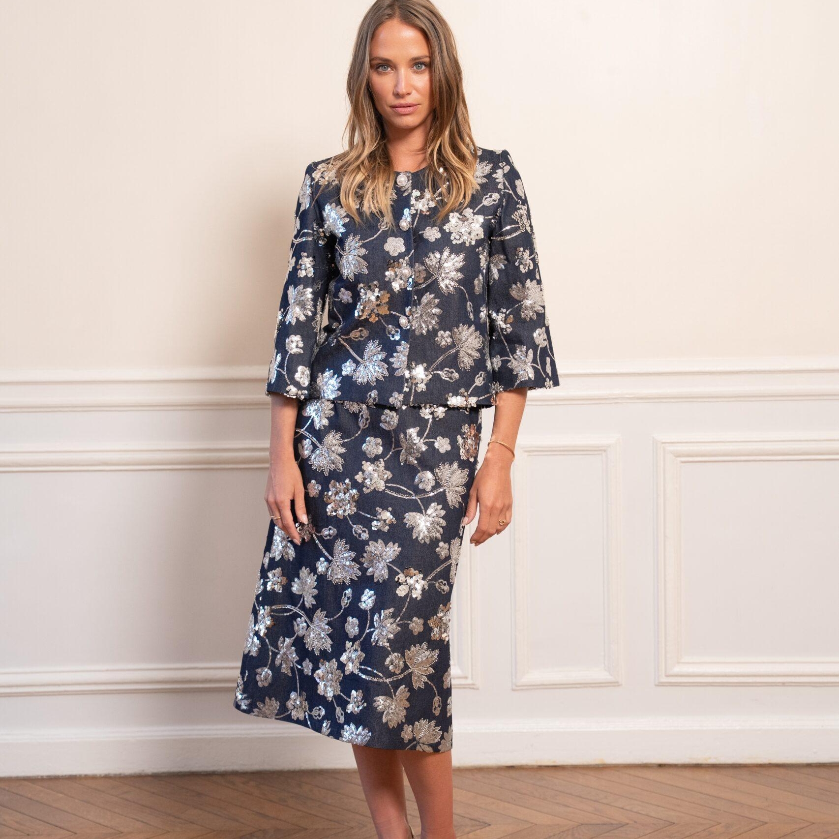 Veste Hadassa en denim rebrodé de sequins avec motif floral lumineux