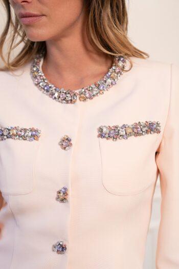 détail col orné de cristaux et boutons bijoux veste Gabrielle