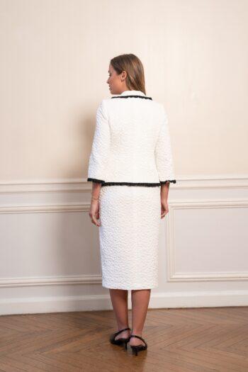 Détail de la veste Gigi en jacquard texturé avec finitions contrastées et nœud décoratif