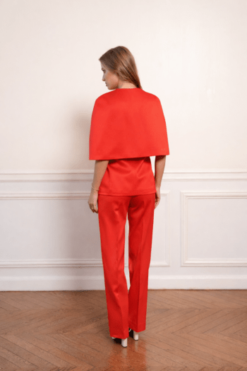 dos veste cape élégante et pantalon