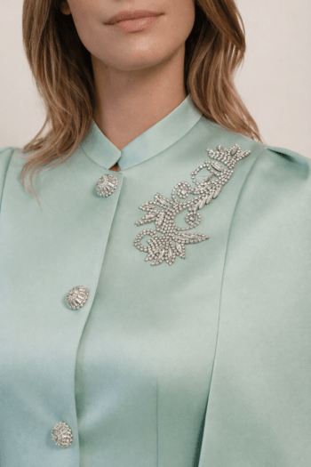 détail veste satin duchesse ornements bijoux